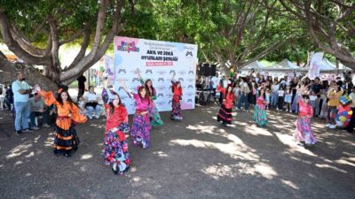 Mersin Büyükşehir Belediyesinin düzenlediği Akıl ve Zekâ Oyunları Şenliği’nde çocuklar
