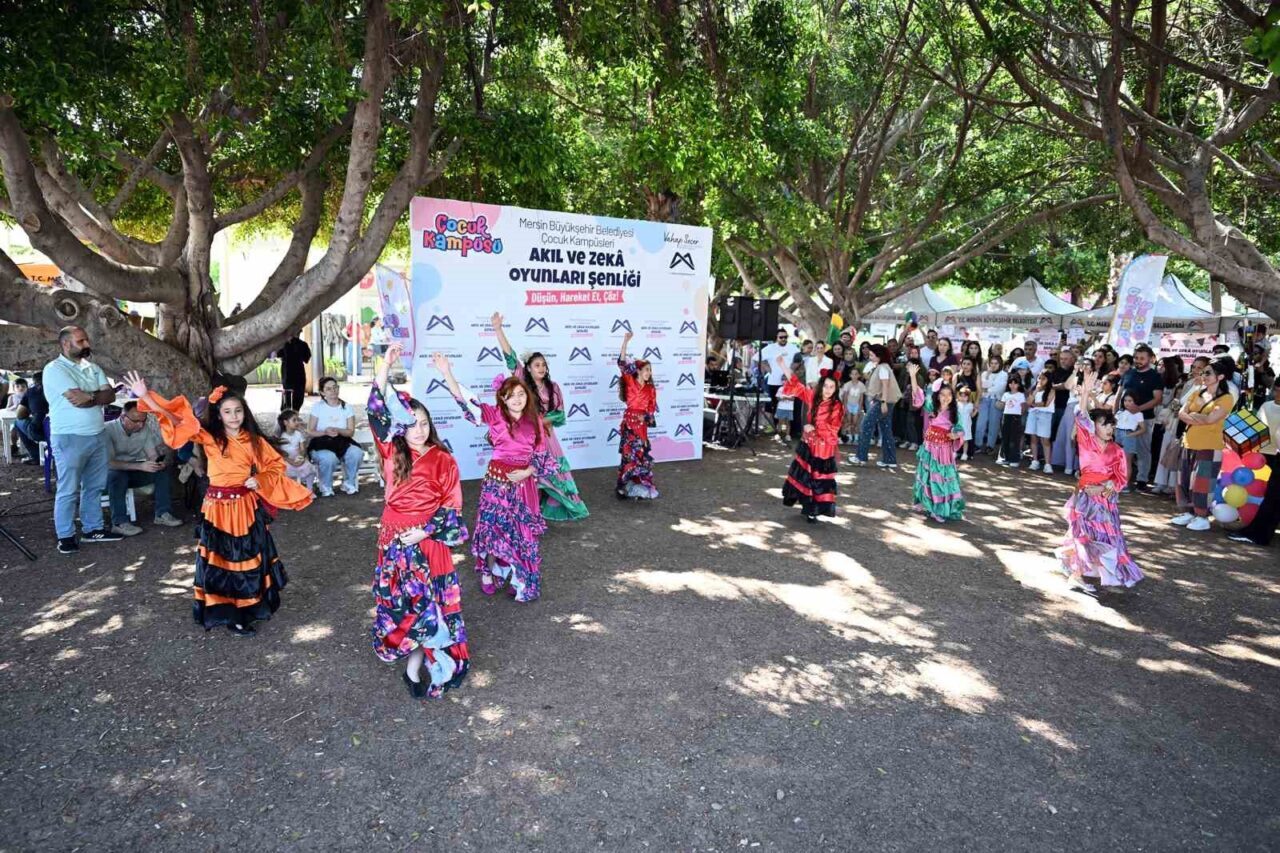 Mersin Büyükşehir Belediyesinin düzenlediği Akıl ve Zekâ Oyunları Şenliği’nde çocuklar