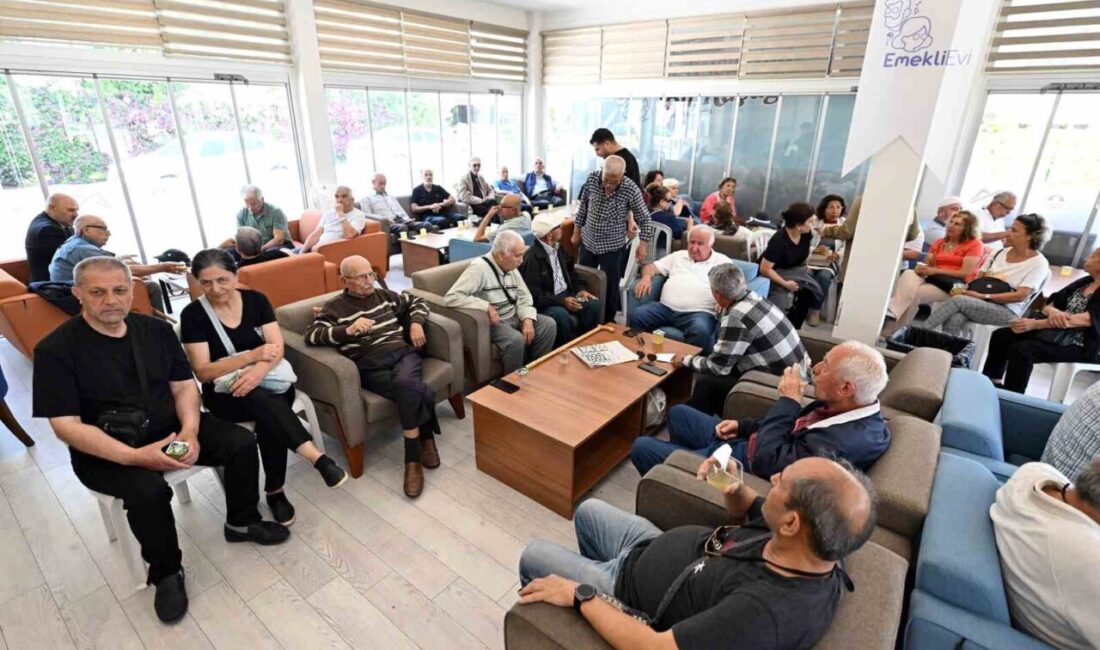Mersin Büyükşehir Belediyesinin Yenişehir Emekli Evinde düzenlediği bayramlaşma programında emekliler