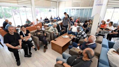 Mersin Büyükşehir Belediyesinin Yenişehir Emekli Evinde düzenlediği bayramlaşma programında emekliler