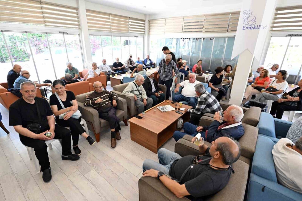 Mersin Büyükşehir Belediyesinin Yenişehir Emekli Evinde düzenlediği bayramlaşma programında emekliler