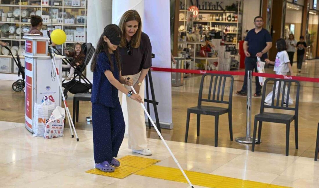 Mersin’de Engelliler Haftası kapsamında kurulan Empati Parkurunda vatandaşlar, görme ve