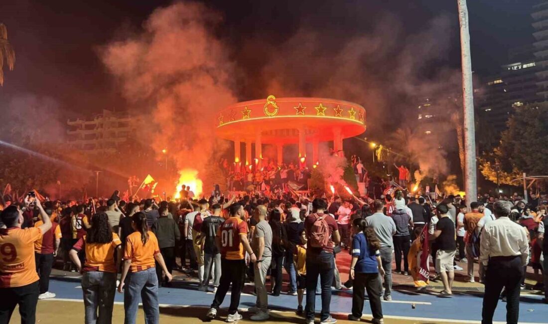 Galatasaray’ın şampiyonluğu Mersin’de coşkuyla kutlanırken, taraftarlar araç konvoyu yaparak şehir