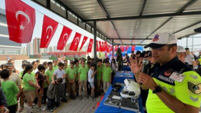 Mersin İl Jandarma Komutanlığı ekipleri, Mezitli ilçesindeki bir ilkokulda öğrencilere