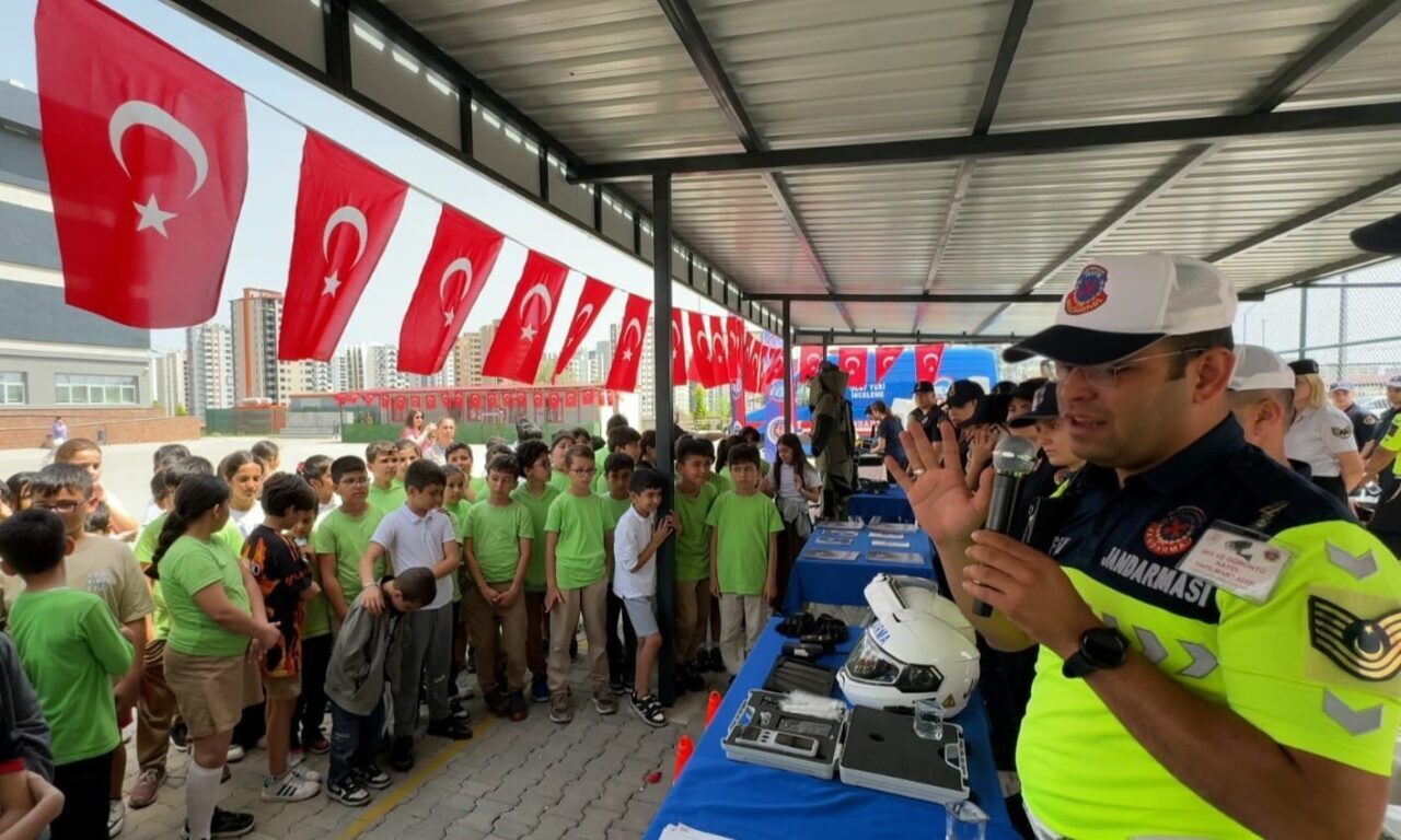 Mersin İl Jandarma Komutanlığı ekipleri, Mezitli ilçesindeki bir ilkokulda öğrencilere