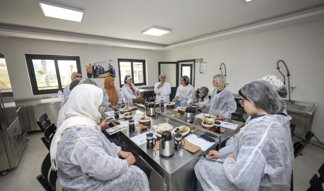 Mersin Büyükşehir Belediyesinin ’Hamzabeyli Köyümüz Atölyesi’nde düzenlediği eğitimde üretici kadınlar,