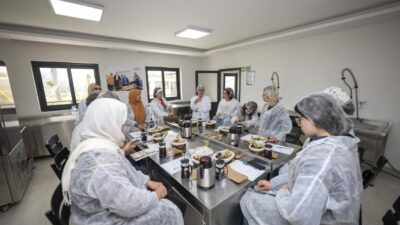 Mersin Büyükşehir Belediyesinin ’Hamzabeyli Köyümüz Atölyesi’nde düzenlediği eğitimde üretici kadınlar,