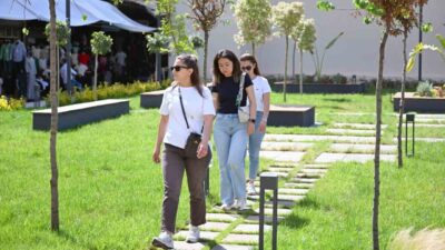 Mersin Büyükşehir Belediyesi tarafından kent merkezinde hayata geçirilen Kırmızı Lacivert