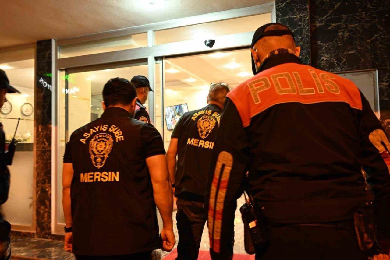 Mersin’de polis ekiplerince konaklama tesislerine yönelik gerçekleştirilen denetimlerde 2 işletmeye