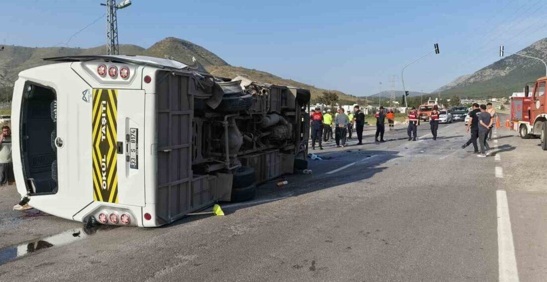 Mersin’in Silifke ilçesinde Rusya uyruklu öğrencileri taşıyan okul servisinin devrilmesi