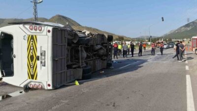 Mersin’in Silifke ilçesinde Rusya uyruklu öğrencileri taşıyan okul servisinin devrilmesi