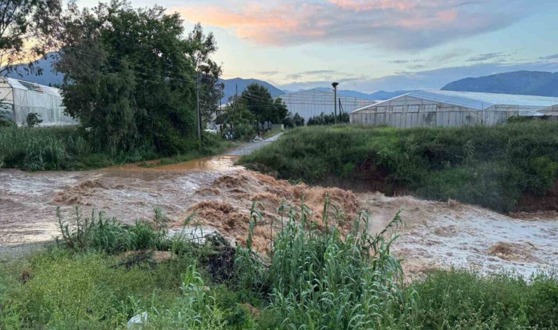Mersin genelinde yağışlı hava etkili oldu. Anamur ilçesinde sel suları