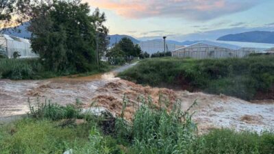 Mersin genelinde yağışlı hava etkili oldu. Anamur ilçesinde sel suları