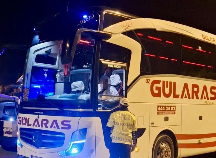 Mersin’de polis ekiplerince şehirler arası yolcu taşımacılığı yapan minibüs ve