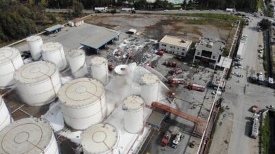 Mersin’de bir yağ fabrikasında çıkan yangın dron ile görüntülendi. Fabrikadan
