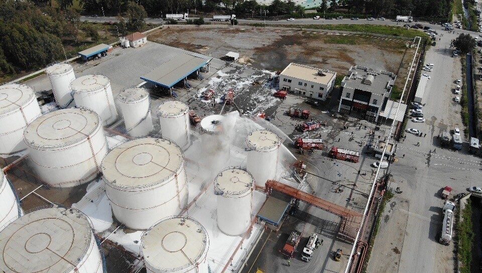 Mersin’de bir yağ fabrikasında çıkan yangın dron ile görüntülendi. Fabrikadan