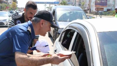 Mersin’in Silifke ilçesinde trafik uygulamasında sürücülere ilçenin tescilli yoğurt ve