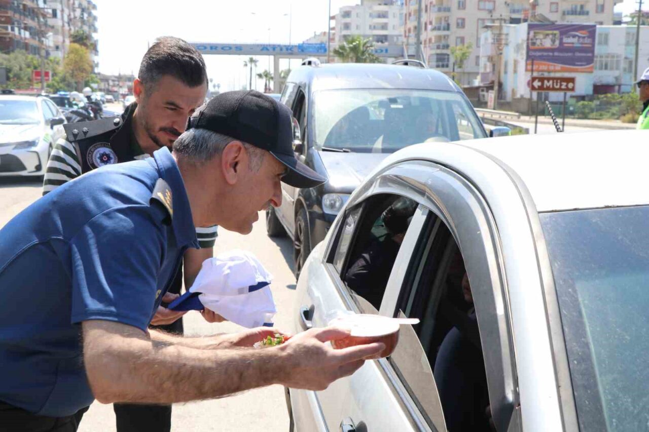 Mersin’in Silifke ilçesinde trafik uygulamasında sürücülere ilçenin tescilli yoğurt ve