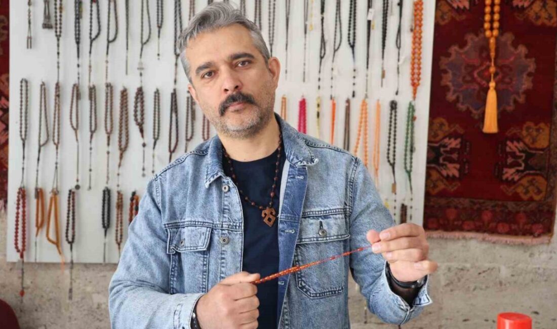 Kırşehir’de Zanaatkarlar Çarşısı’nda tesbih ustalığı yapan Savaş Çiftçi, mesleğinde çırak