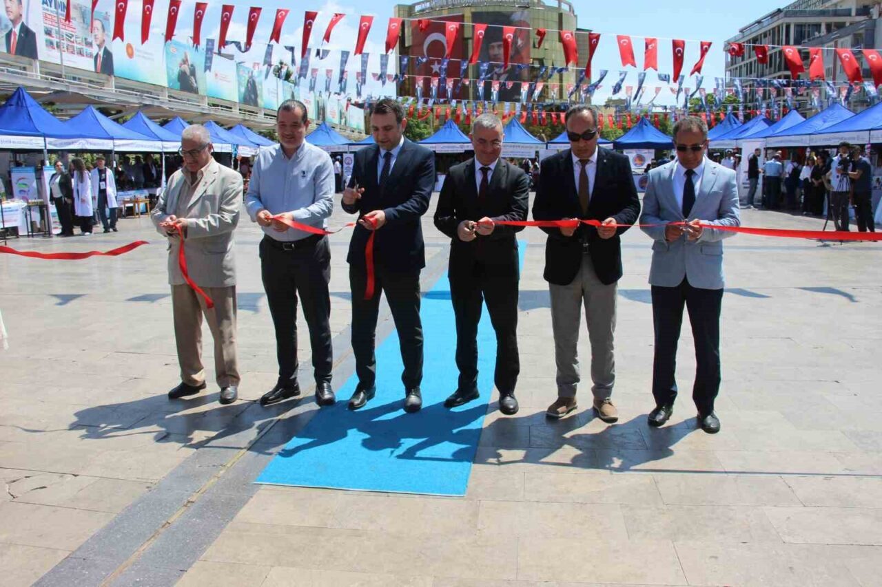 Aydın İl Milli Eğitim Müdürlüğü tarafından Atatürk Kent Meydanı’nda düzenlenen