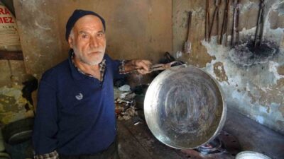 Gaziantep’te çocuk yaşta başladığı kalaycılık mesleğini 55 yıldır severek sürdüren