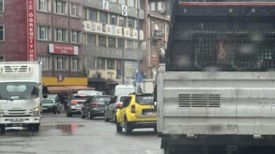 Zonguldak’ta yoğun trafik nedeniyle metrelerce kuyruk oluştu. Zonguldak’ta sabah saatlerinde