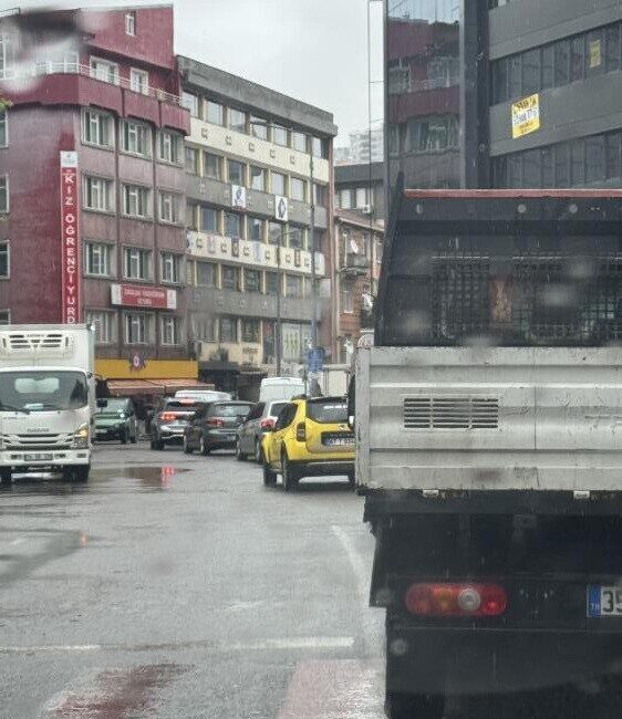 Zonguldak’ta yoğun trafik nedeniyle metrelerce kuyruk oluştu. Zonguldak’ta sabah saatlerinde