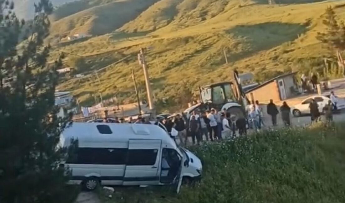 Siirt’in Baykan ilçesinde bayram arefesi nedeniyle mezarlık ziyaretine giden vatandaşları