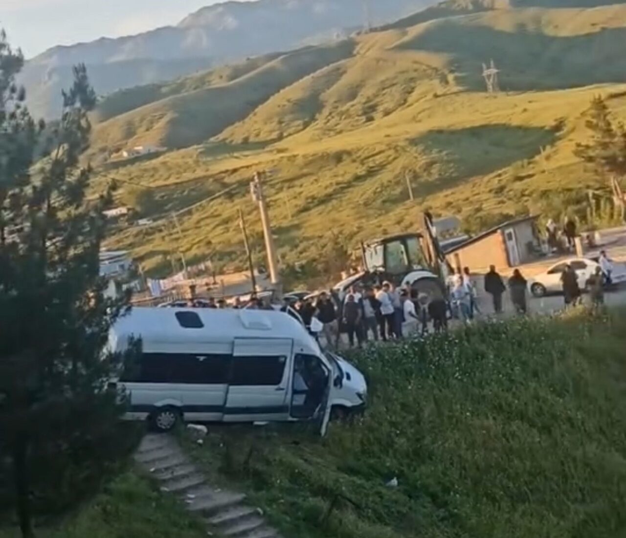 Siirt’in Baykan ilçesinde bayram arefesi nedeniyle mezarlık ziyaretine giden vatandaşları