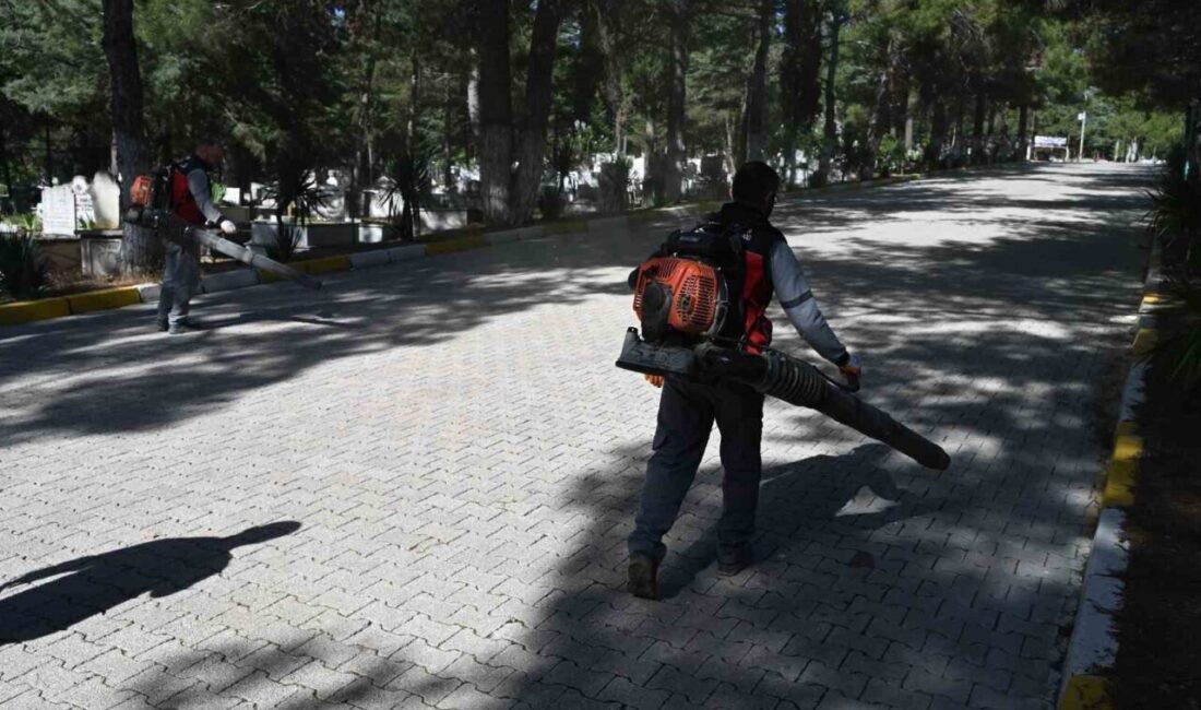 Isparta’da belirli periyotlarla temizlenen mezarlıklarda Kurban Bayramı öncesi hummalı bir