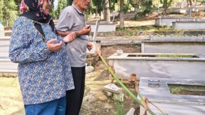 Kurban Bayramı arefesinde Selendi’de mezarlıklar ziyaretçi akınına uğradı. Vatandaşlar, yakınlarının