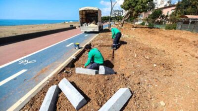 Mersin’in Mezitli ilçesinde belediye ekipleri, park ve yeşil alanlarda bakım,