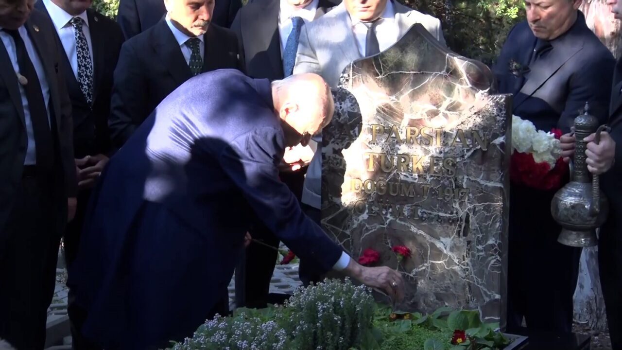 Milliyetçi Hareket Parti (MHP) Genel Başkanı Devlet Bahçeli, Bayram namazı