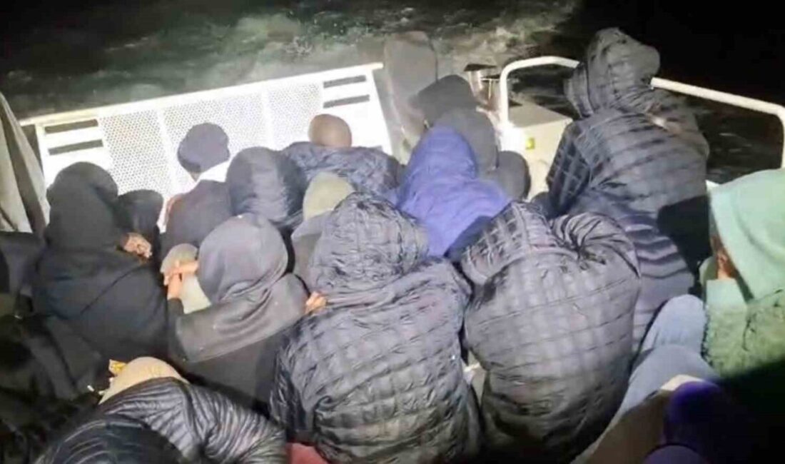 Muğla’nın Milas ilçesi açıklarında hareket halindeki lastik bot içinde 28