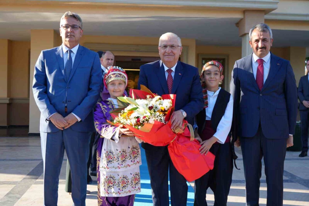Milli Savunma Bakanı Yaşar Güler, çeşitli temas ve ziyaretlerde bulunmak