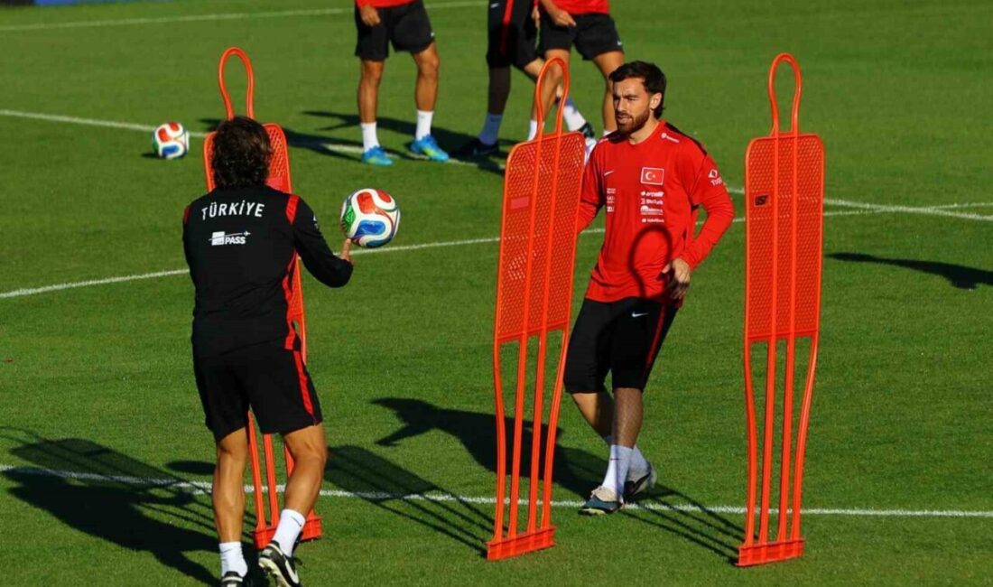 A Milli Futbol Takımı teknik heyeti ve futbolcuları, antrenmanda Kurban