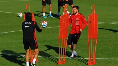 A Milli Futbol Takımı teknik heyeti ve futbolcuları, antrenmanda Kurban