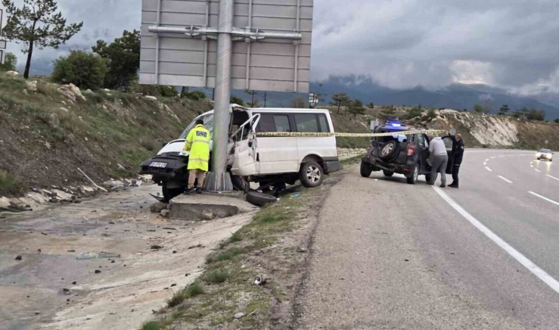 Ankara’nın Elmadağ ilçesinde minibüsün önce otomobile ardından tabelaya çarpması sonucu