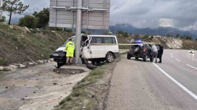 Ankara’nın Elmadağ ilçesinde minibüsün önce otomobile ardından tabelaya çarpması sonucu