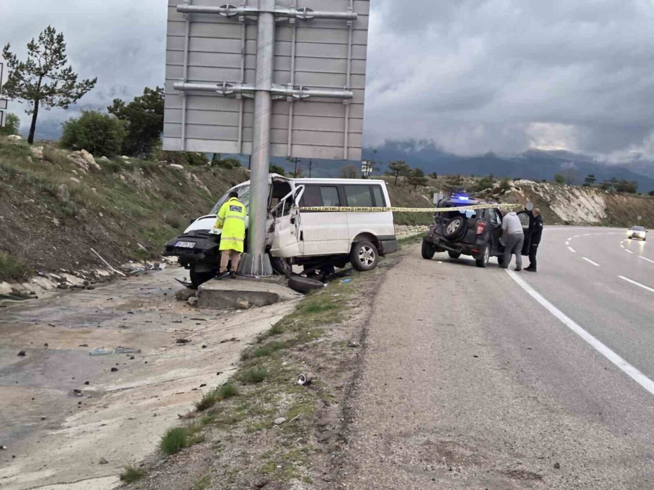 Ankara’nın Elmadağ ilçesinde minibüsün önce otomobile ardından tabelaya çarpması sonucu
