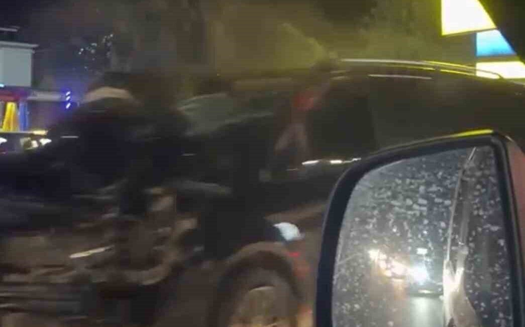 Antalya’nın Serik ilçesinde VİP minibüs ile motosikletli kuryenin karıştığı kazada