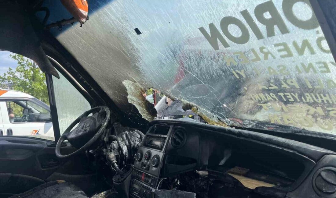 Tekirdağ’ın Çorlu ilçesinde seyir halindeki bir yolcu minibüsünün ön kısmı