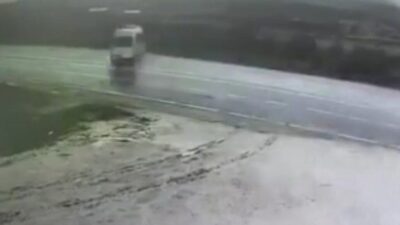 Malatya’da kontrolden çıkan minibüsün şarampole devrildiği anlar güvenlik kameralarına saniye