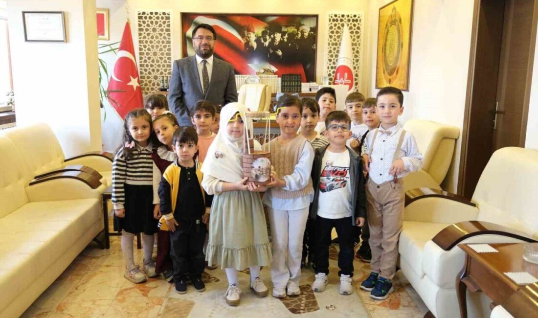 Erzincan’da Muhammediye Kur’an Kursu 4-6 yaş grubu öğrencileri, biriktirdikleri harçlıklarını