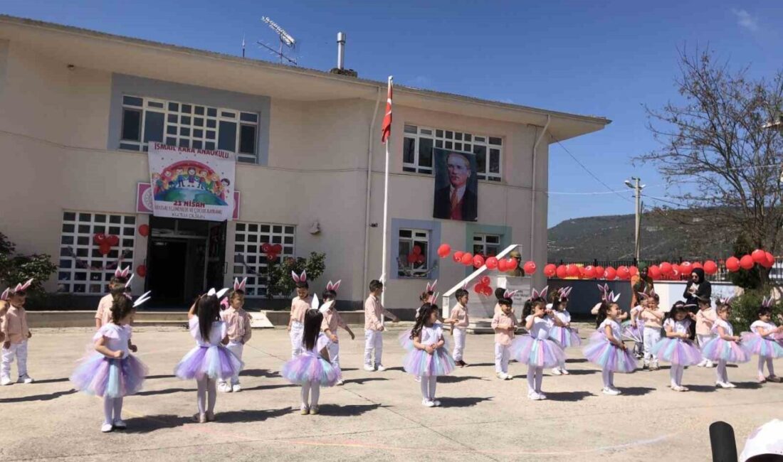 Bilecik’in Gölpazarı ilçesinde düzenlenen programda minik öğrenciler ayakta alkışlandı: Bilecik’in