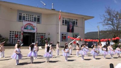 Bilecik’in Gölpazarı ilçesinde düzenlenen programda minik öğrenciler ayakta alkışlandı: Bilecik’in