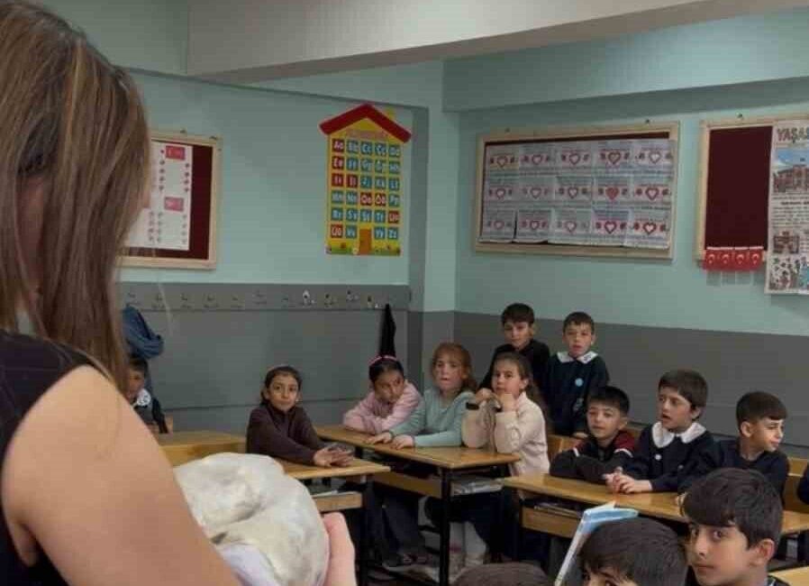 Ağrı’da genç bir girişimci, Kurban Bayramı öncesinde öğrencilere spor ayakkabı
