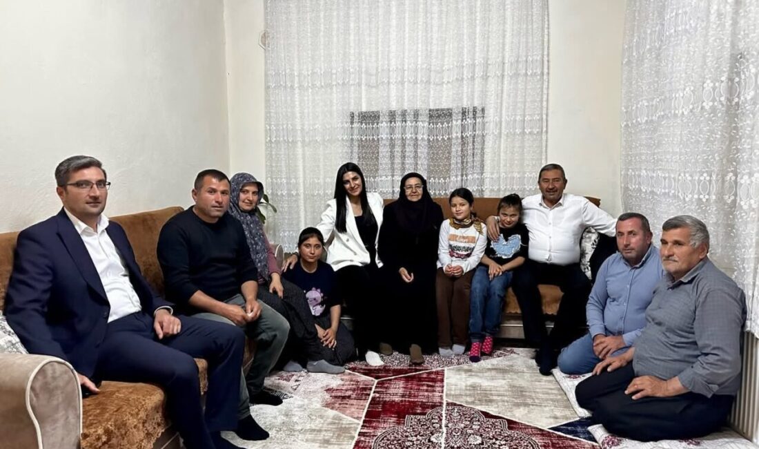 Darende Belediye Başkanı Alican Bozkurt, Irmaklı Mahallesi İlkokulu öğrencisi Ayşe