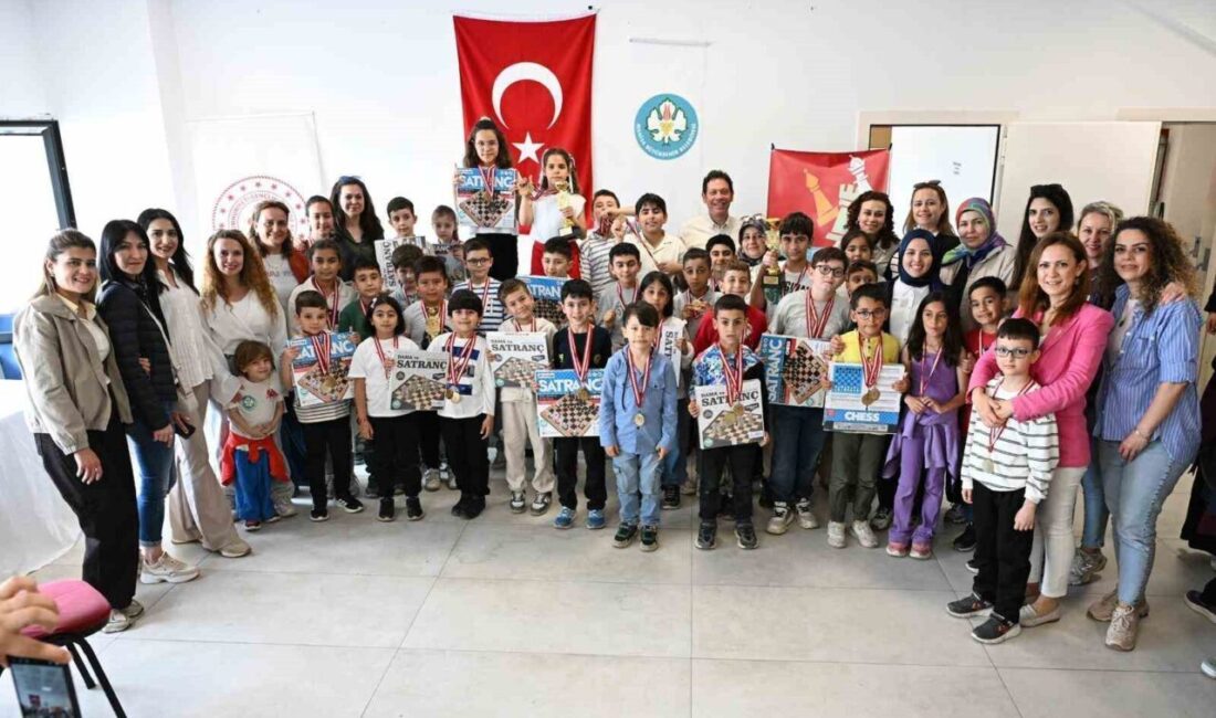 Manisa’da düzenlenen satranç turnuvasında yüzlerce minik sporcu zekâ dolu hamleleriyle