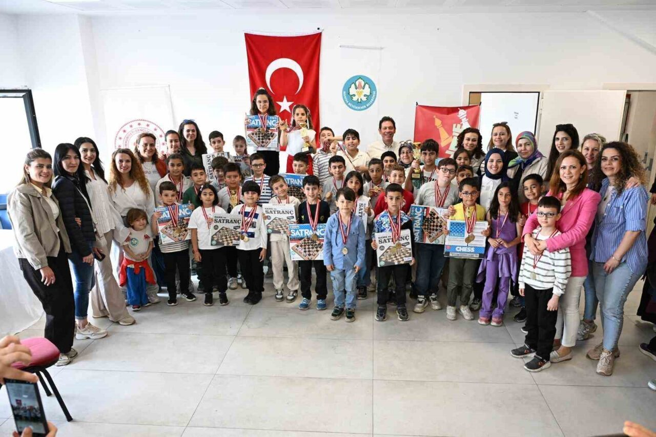 Manisa’da düzenlenen satranç turnuvasında yüzlerce minik sporcu zekâ dolu hamleleriyle